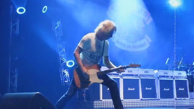 Rick Parfitt - Status Quo with his Esquire Flat out - Live Cardiff December 8th 2015 смотреть онлайн