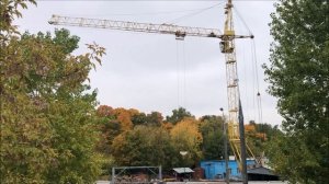 Башенный кран КБМ-401П в центре Москвы