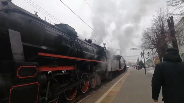 Две парилки! Паровозы СО17-3241 и ТЭ-3162 с туристическим поездом №921 ждут отправления. смотреть онлайн