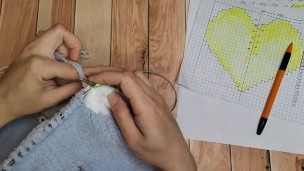 Плюшевый комбинезон для малыша на молнии с сердечком из Alize Softy. Комплект на выписку спицами