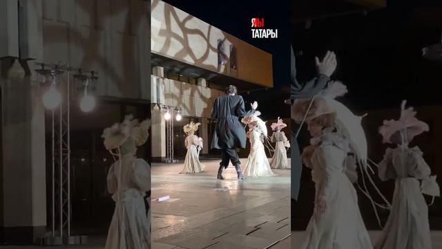 Максим Горький гуляет у театра Камала в Казани смотреть онлайн