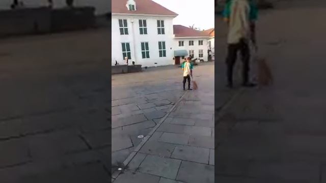 K3T(komunitas kreatif kota tua) bersih-bersih plaza Fatahilla смотреть онлайн