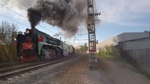 Паровозы "П36-0110 И П36-0120" с поездом ПОБЕДЫ мчатся к Рижскому вокзалу.