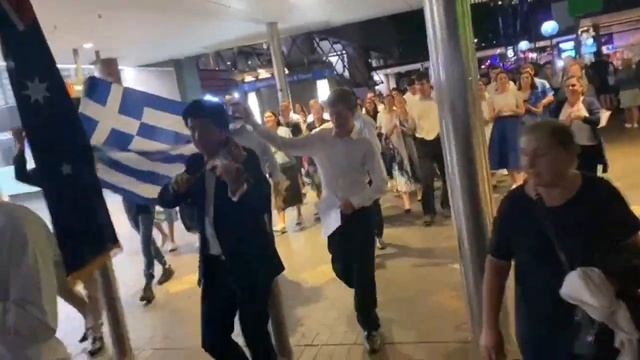 SYDNEY OPERA HOUSE IN GREEK COLOURS - GREEK ORTHODOX YOUTH SINGING GREEK ANTHEM AND FOLK SONGS смотреть онлайн