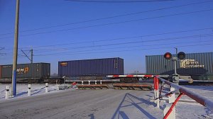 Railroad Crossing. Russian Intermodal Train. Birobidzhan / Контейнерный поезд. Биробиджан