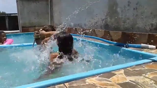 Manu e a prima brincando na piscina. смотреть онлайн