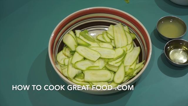 Raw Food Recipe - Zucchini Cilantro & Ginger Salad смотреть онлайн
