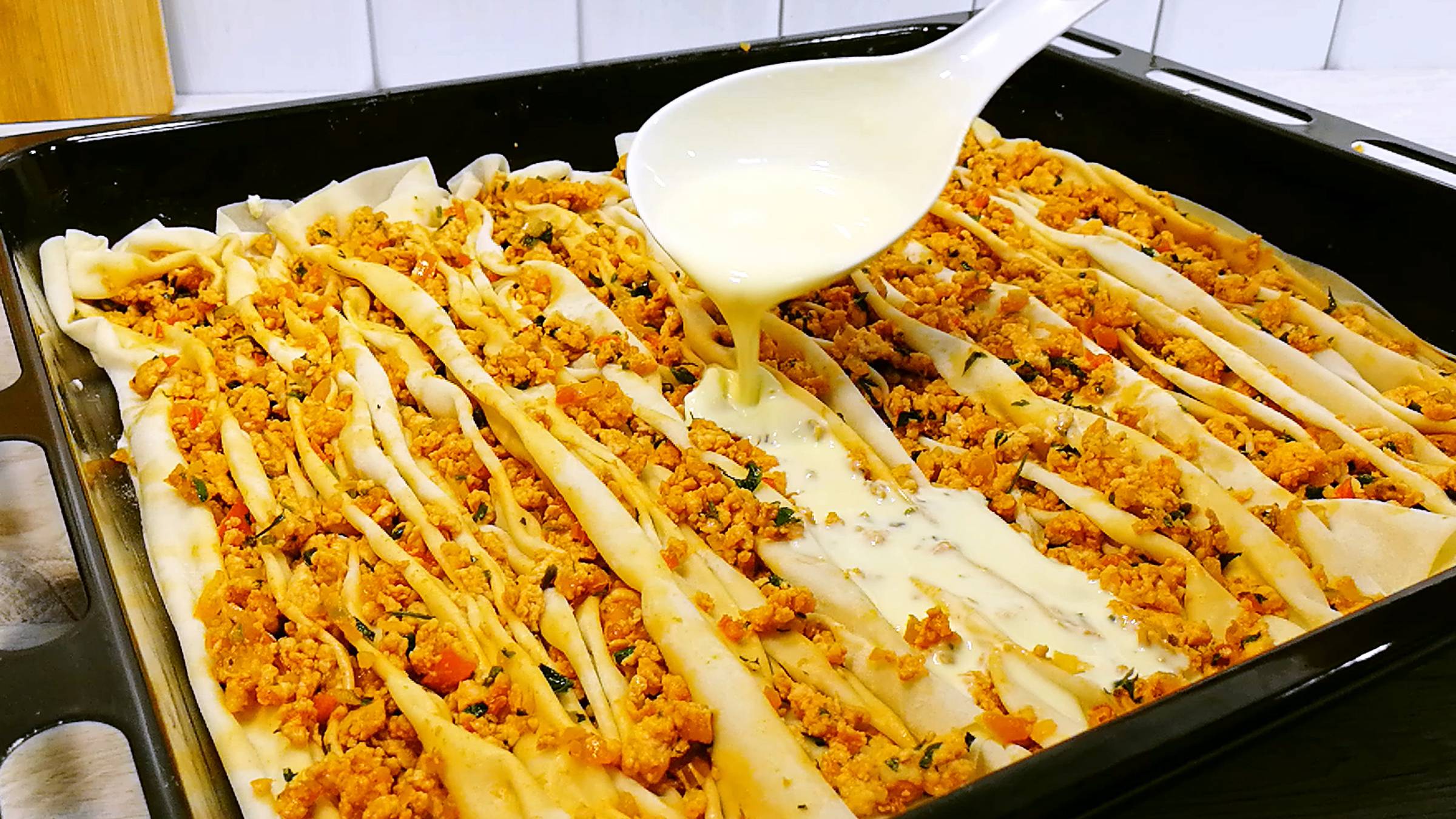 Хоть с мясом, хоть с картошкой - подойдет любая начинка. Потрясающий пирог для Большой семьи! смотреть онлайн