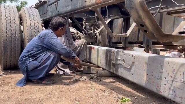 Процесс ремонта грузовика после аварии. смотреть онлайн