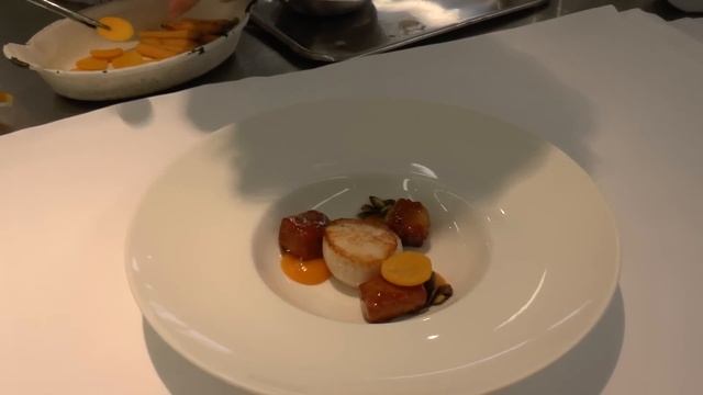 Menno Post prepares a starter with coquille and Pata Negra at the Michelin star De Bokkedoorns смотреть онлайн