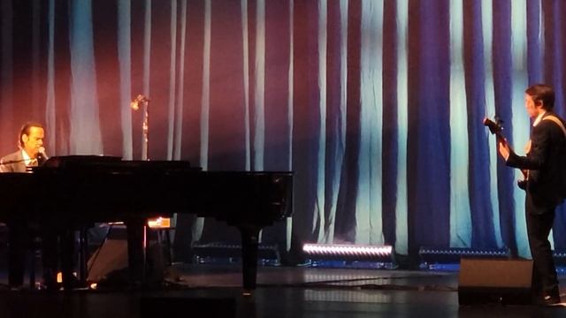 Nick Cave "Shivers" live with Colin Greenwood from Radiohead on bass смотреть онлайн