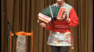 Сергей Шалимов играет на саратовской гармони
