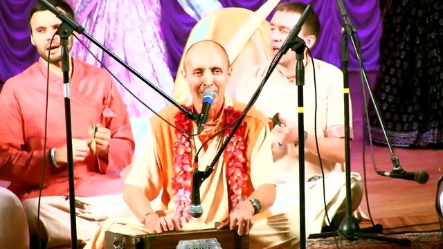 Киртан Е.С. Бхакти Ананта Кришна Госвами на Говардхана-пудже смотреть онлайн