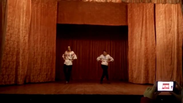 Девушки танцують под Украинскую народною песню смотреть онлайн