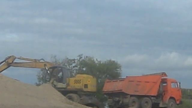 Погрузка песка экскаватором ТВЕКС ЕК-12 смотреть онлайн