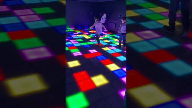 Веселые детки) #pixelquest #москва #квест #полэтолава #кудасходить #пиксельквест #roblox смотреть онлайн