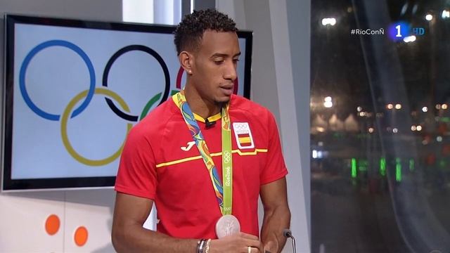 Orlando Ortega luce la Medalla de Plata ganada en RIO смотреть онлайн