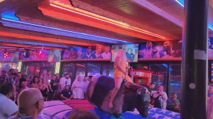 Бухая милфа чуть не спалила мохнатку на механическом быке!