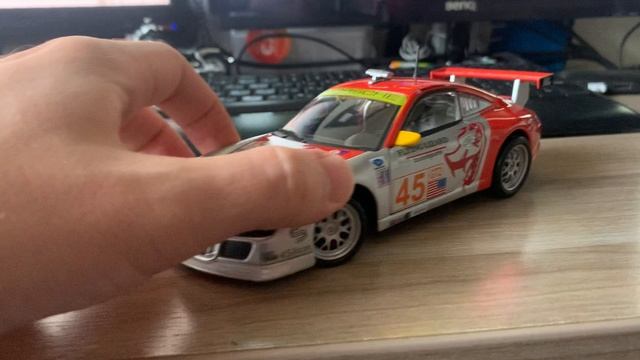 Обзор модель Porsche 911 GT3 RSR в масштабе 1/24 от Bburago смотреть онлайн