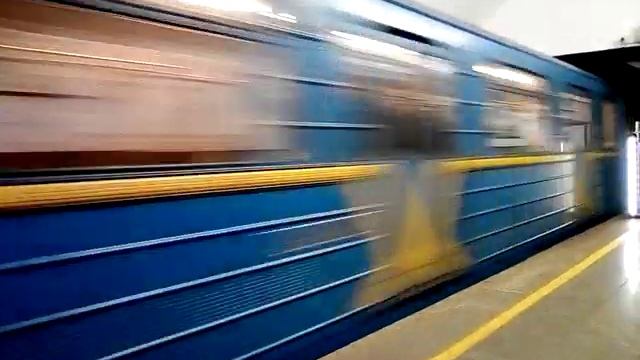 Прибуття поїзда "Номерний" на станцію Золоті Ворота (Київський метрополітен) 🇺🇦 смотреть онлайн