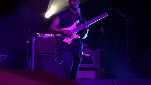 Tosin Abasi live playing custom Strandberg смотреть онлайн