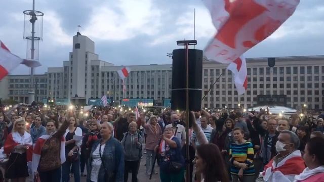 Площадь в Минске поет "Стены рухнут!" смотреть онлайн
