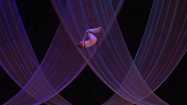 Воздушная гимнастка в кольце смотреть онлайн