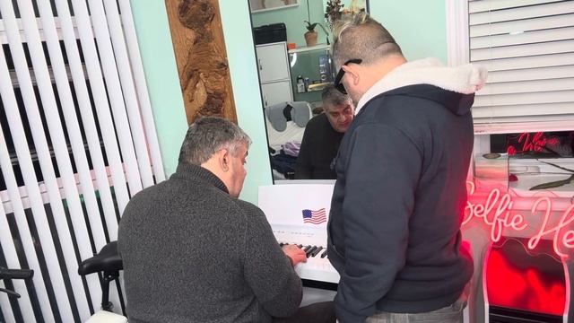 Меер Лански виконує українську народну пісню А вже осінь прийшла, а Багси Сігел підспівує і диригує смотреть онлайн