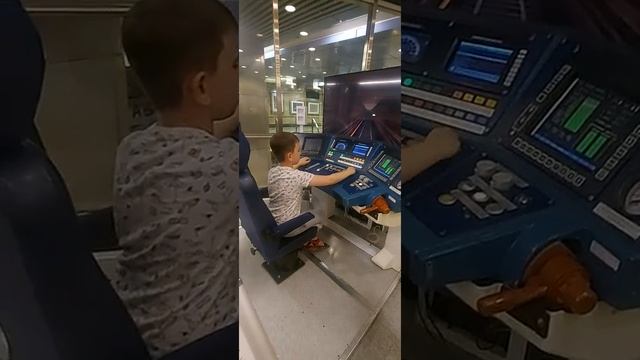 симулятор в музее метро поезд ока калинкнкая линия на станции выставочная. смотреть онлайн