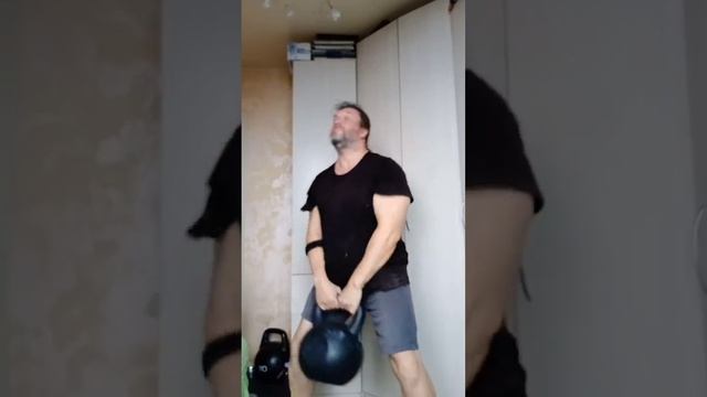 Махи протяжкой (подрывы до лба) с гирей 72кг на 22 повторения. смотреть онлайн