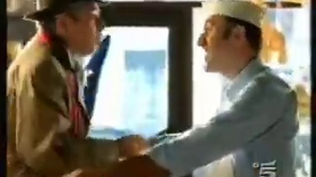 SPOT MEZZELUNE AURICCHIO 2001 - il piccolo Mago (con Enrico Montesano) смотреть онлайн