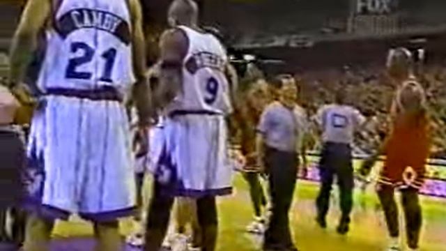 Tracy McGrady dunk attempt on Pippen смотреть онлайн