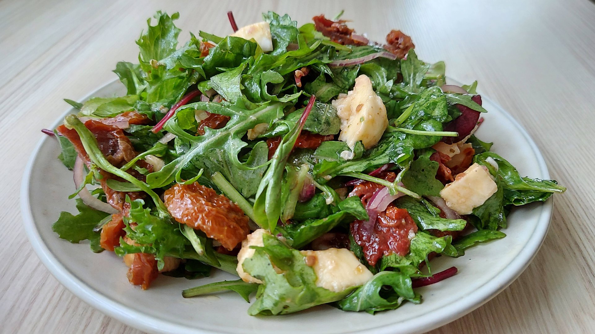 Такой салат хоть каждый день! Салат с моцареллой и вялеными томатами. Салат просто Бомба! смотреть онлайн