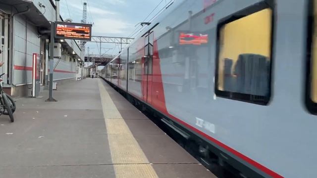 Электровоз ЭП2К с пассажирским поездом , и Ласточка ЭС2Г на Станции Петровско-Разумовская смотреть онлайн