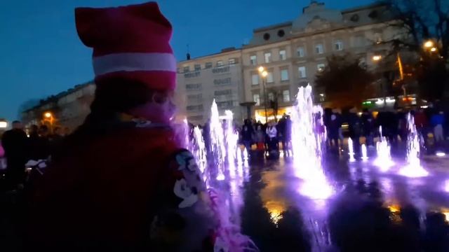 Музичний кольоровий фонтан у Львові біля Оперного смотреть онлайн