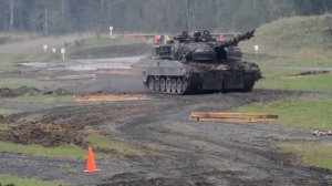 Немецкий танк Леопард на оружейной выставке в Европе