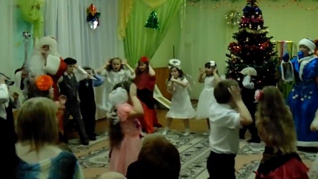 Песенка про песенку(маленькой ёлочке холодно зимой) смотреть онлайн