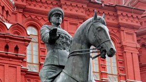 Что происходит с памятником Г.Жукову в Москве на Манежной площади.