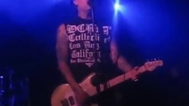 Benji Madden singing "Emotionless" смотреть онлайн