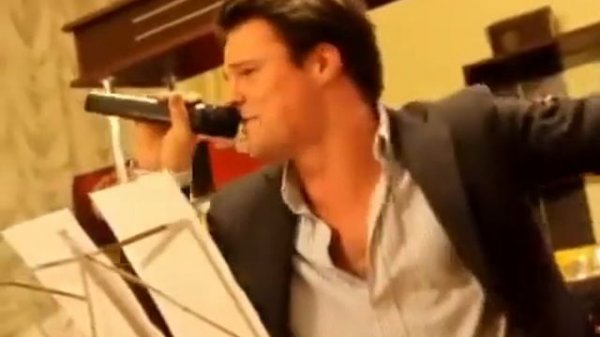 Данила Козловский поет! Красиво поет!