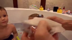 Мистер Макс и Мисс Кейти в БАСEЙНE с ИГРУШКАМИ Новые Видео Макса и Кати