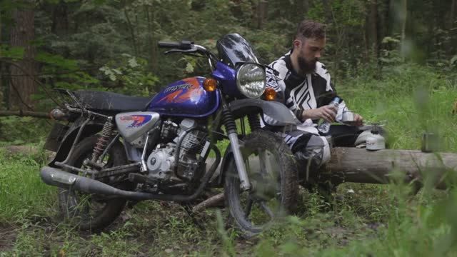 Треш-драйв Bajaj Boxer X 125 2019. Утопили мотоцикл, наперегонки с Suzuki Hayabusa смотреть онлайн