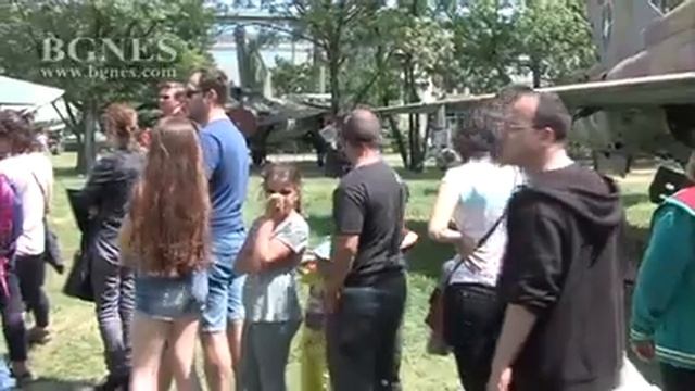 Столичани се качиха на самолет, вертолет, и танк във Военноисторическия музей смотреть онлайн