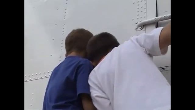 С Днем авиации и космонавтики! смотреть онлайн