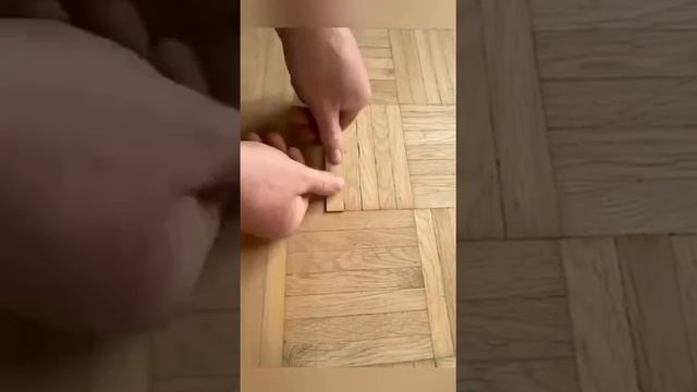 Процесс обновления деревянных полов.