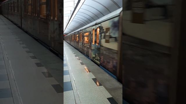 Отправление метропоезда Ока "Музей Победы" со станции метро Парк Победы в сторону станции Минская смотреть онлайн