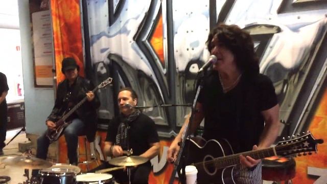 KISS - Sure Know Something Unplugged Gothenburg 2017-05-10 смотреть онлайн