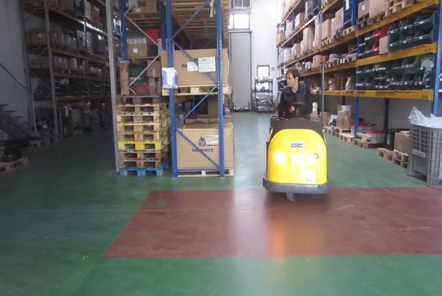 Новый электрический тягач (электротягач) DEC SpA BULL 7E для склада и производства - КИИТ смотреть онлайн