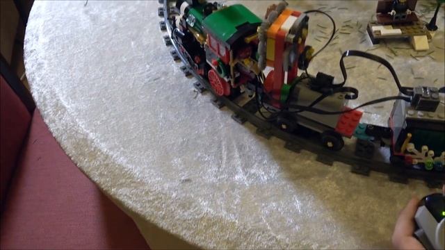 Моторизированный поезд LEGO 10254 и вагон-самоделка. смотреть онлайн