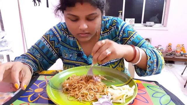 Eating Show - Egg Hakka Noodles with Salad & Ketch Up |Bengali Food Vlogger |Bong Girl Eats |Mukban смотреть онлайн